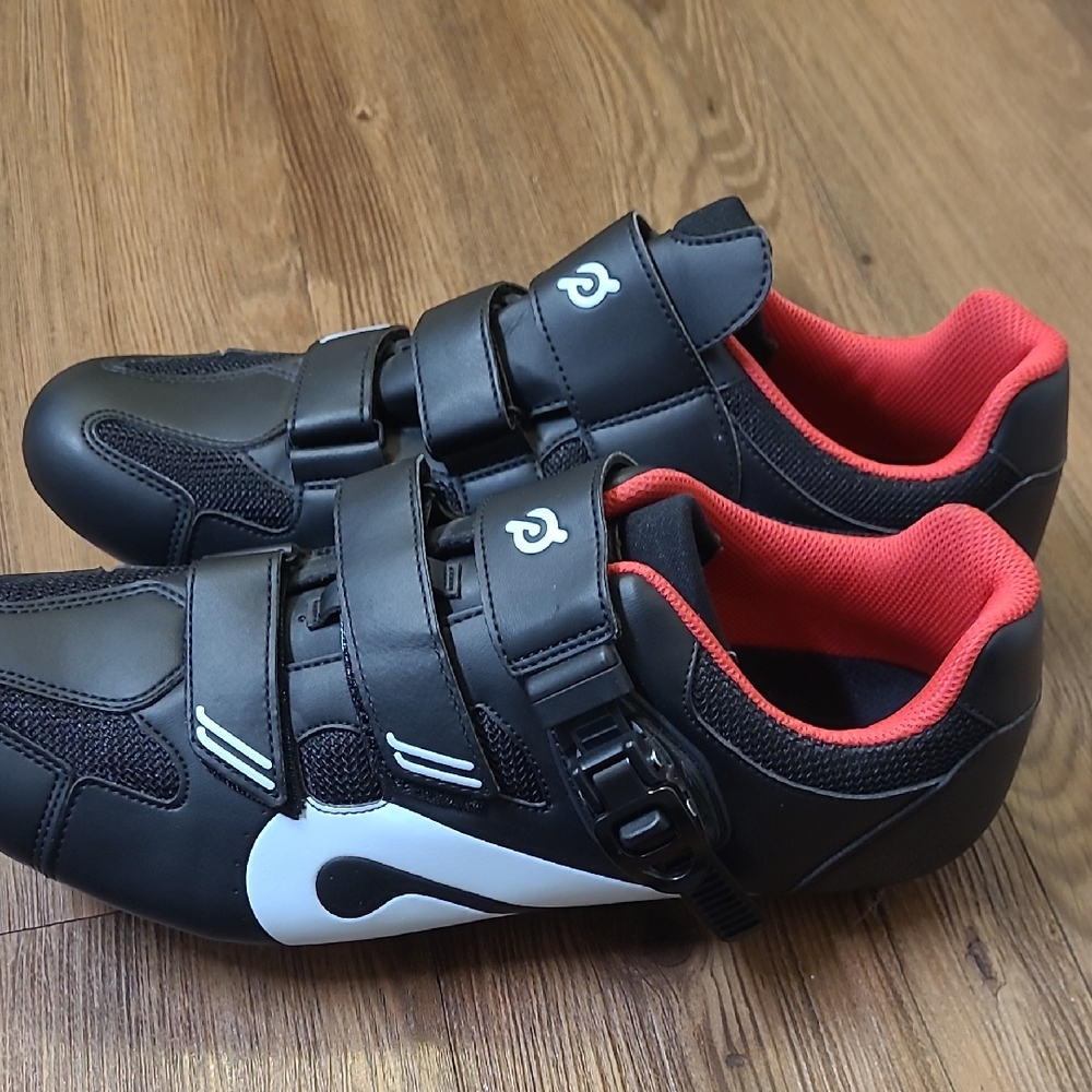 Peloton Black‎ Athletic Cycling Shoes with Red Lining